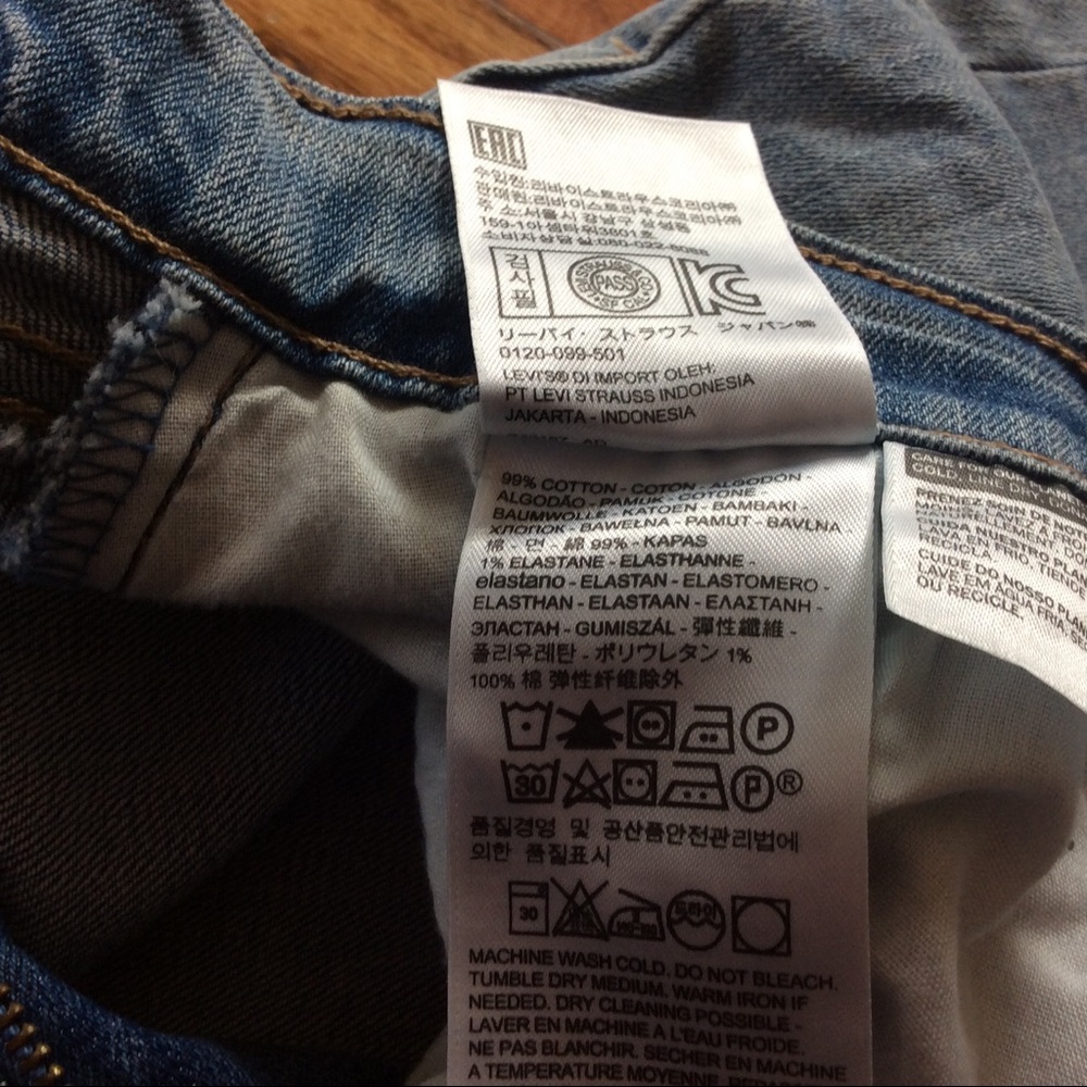 Levi’s Distressed Shorts - Picture 6 of 8